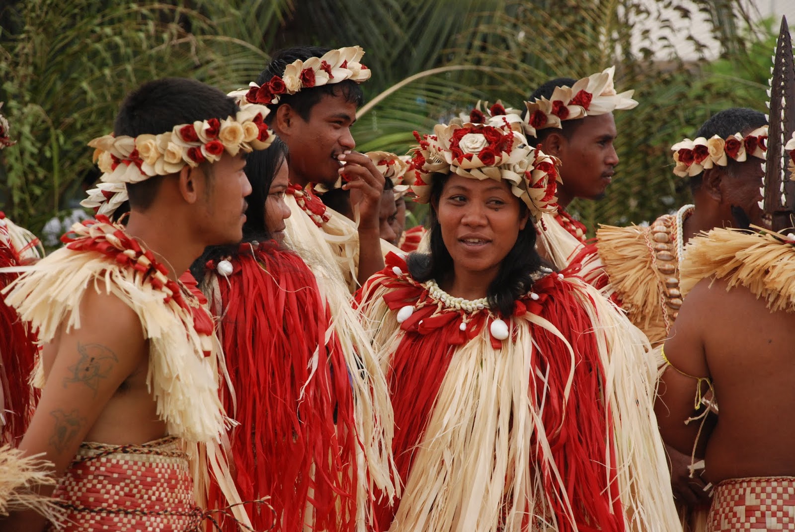 Этнический состав австралии и океании. Национальная одежда Микронезии. Фиджи Национальная одежда. Народы Микронезии. Народы Океании.